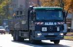 MB ACTROS 2532 Pritschen-LKW der Recyclingfirma ALBA mit Mitnahmestapler und Entsorgungsbehltern, 29.10.12 Berlin-Beusselbrcke.