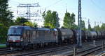 diverse-loks-und-gueterwagen/585137/ctl-mit-der-mrce-vectron-x4 CTL mit der MRCE Vectron X4 E - 872/193 872-9 [NVR-Number: 91 80 6193 872-9 D-DISPO, Siemens Bj.2013] und Kesselwagenzug (Heizoel) am 17.05.17 Berlin-Springpfuhl.