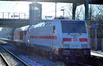 Interessante Überführungsfahrt, hvle V 490.3 (264 008-4) hat eine der DB IC-Loks im Schlepptau, es handelt sich um 146 576-4, 17.01.17 Berlin-Hohenschönhausen.