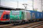 FRET/SNCF Leasinlok von ITL 437024 mit Containerzug (Blaue Wand) 23.08.11 Bhf. Flughafen Berlin-Schnefeld.