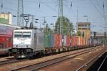 ITL 185 562-6 (91 80 6185 562-6 D-ITL) mit Containerzug, 30.05.11 Bhf.
