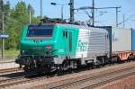 FRET/SNCF 437023 Leasinglok von ITL mit Containerzug (Blaue Wand) am 28.06.11 Bhf. Flughafen Berlin-Schnefeld.