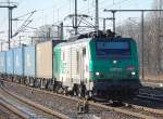 FRET/SNCF Leasinglok 437023 der ITL mit Containerzug(Blaue Wand) am 26.01.12 Bhf. FRlughafen Berlin-Schnefeld.