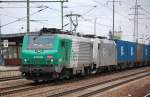 FRET SNCF Lok der ITL 437026 mit 185 548-6 und Containerzug am Haken, 14.03.12 Bhf. Flughafen Berlin-Schnefeld.