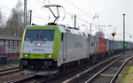 Captrain/ITL 185 562-6 mit Containerzug am 05.04.16 Berlin-Hirschgarten.