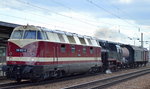 ITL 118 552-9 (228 585-6) mit der rumänischen IBF Miet-Dampflok 131.060 (9080 0 075 998-9 D-IBF) und drei historischen Güterwagen am 18.04.16 Durchfahrt Bhf.