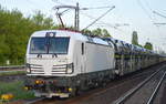 Zufallstreffer, zu diesem Zeitpunkt noch in weiß unterwegs kurz bevor sie die Captrain-Beklebung erhielt, die neu ausgelieferte Vectron 193 781-2 für ITL mit Kesselwagenzug (leer) Richtung Stendell am 15.05.17 Berlin-Hohenschönhausen. 