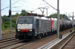 MRCE Dispolok ES 64 F4-210 (91 80 6189 210-8 D-DISPO, Bj.2009) hat die Captrain/ITL Lok 185 650-9 am Haken + Kesswelwagenzug und ist Richtung Schwedt ber Bernau unterwegs, 27.07.10 Berlin-Blankenburg.