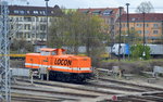 LOCON 207 (212 358-6) am Lokschuppen Berlin-Nöldnerplatz am Bf. Berlin Lichtenberg (Abstellpunkt der Fa LOCON) am 27.04.16 (Bild aus dem Fenster der Regionalbahn).