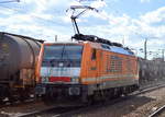 Locon 501/189 820-4 fährt an der hvle Lok 246 010-3 mit Ethanol-Zug im Bf. Flughafen Berlin-Schönefeld vorbei, 06.04.17