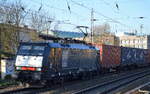 Diverse Loks/589597/meg-mit-der-mrce-dispo-es MEG mit der MRCE Dispo ES 64 F4-152 und einem Containerzug Richtung Frankfurt/Oder am 29.11.17 Berlin-Köpenick. 
