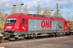 Noch mal als Nahansicht, die pausierende OHE 270082 (92 80 2223 103-3 D-OHE) mit Holztransportzug am 06.11.12 Bhf.