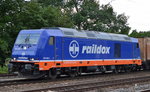 Raildox mit der belgischen 076 109-2 und einem Ganzzug Sprzialcontainer für Holzhackschnitzel Transporte fuhr auf ein Nebengleis des Gbf. Berlin-Grünau, 09.08.16