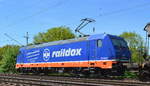 Diverse Loks/585067/raildox-185-409-0-mit-einem-ganzzug Raildox 185 409-0 mit einem Ganzzug gedeckter Schüttgutwagen am 17.05.17 Berlin-Wuhlheide.