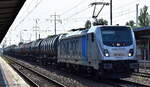 br-187-traxx-f140-ac3/884904/hsl-logistik-gmbh-hamburg-d-mit HSL Logistik GmbH, Hamburg [D] mit der geleasten Railpool Lok '187 307-4' [NVR-Nummer: 91 80 6187 307-4 D-Rpool und einem Kesselwagenzug für Kerosin für den Flughafen BER am 11.06.25 Höhe Bahnhof Schönefeld b. Berlin.