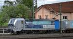 Die durch Werbung auffallende Railpool Siemens Vectron 193 806-7 (91 80 6193 806-7 D-Rpool, Siemens Bj.2011) für EVB/MWB tätig mit Containerzug am 09.05.14 Durchfahrt Bhf. Fulda.