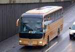 Lions Coach/117253/ein-man-lionacutes-coach-reisebus-in Ein MAN Lion´s Coach Reisebus in goldener Lackierung, 24.01.11 Berliner Stadtautobahn Hhe Knobelsdorffbrcke. 