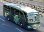MB Travego Reisebus mit Heineken Sponsoring, anscheinend ein Mannschaftsbus eines Sportvereins aus Berlin, 07.06.15 Berliner Stadtautobahn Höhe Sachsendamm.