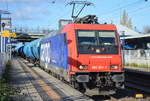 Re 482 041-1 für HSL mit einem Ganzzug tschechischer blauer Railtrans RTI Wagon Kesselwagen am 30.10.16 Bf. Berlin-Hohenschönhausen.