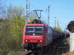 Re 482 013-0 mit Kesselwagenzug Richtung Berlin, 12.04.07 Oranienburg.