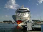 Am 19.08.12 liegt die AIDAblu am Warnemnder Passagierkai direkt am sogenannten Cruise Center, sie fhrt zum Abend weiter nach Talinn.