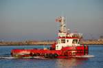 Der dänische Schlepper DANASUND der Reederei Rederiet Junior ApS mit Heimathafen Svendborg fährt am 24.01.14 in Warnemünde Richtung Rostocker Hafen ein.