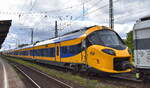 ns--nederlandse-spoorwegen-nv-utrecht-nl/895518/einer-der-so-schadenanfaelligen-coradia-stream Einer der so schadenanfälligen Coradia Stream Elektotriebzüge '3208' (NVR: 'NL-NS 94 84 4607 008-8......') der NS - Nederlandse Spoorwegen N.V. am Haken RailAdventure GmbH Mietlok '218 469-5' am 11.09.25 Höhe Bahnhof Magdeburg-Neustadt.