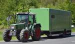 Ein FENDT Typ FARMER 309 C Traktor mit Hänger für Viehtransporte am 16.05.14 in Hochwaldhausen (Vogelsbergkreis/Hessen)