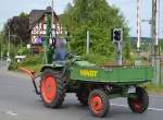 Interessante Konstruktion mit Frontladefläche, ein sicherlich schon fast museumsreifer FENDT Typ? Traktor am 24.05.14 in Lauterbach (Hessen)