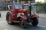 Umgebauter und modernisierter Oldtimer Traktor ein LANZ BULLDOG Typ? knattert laut hörbar durch Berlin-Pankow, 27.04.14