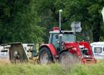 Eine Landmaschine (Traktor) vom Hersteller Massey-Ferguson Typ MF 945 auch als Parallellader betitelt am 07.06.12 Berlin-Schnefeld