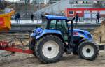 Wiedermal im Baustelleneinsatz ein NEW HOLLAND TVT155 Traktor am 25.02.15 Großbaustelle Berlin-Ostkreuz.