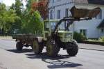 Älterer Traktor Typ? mit Frontladeraufsatz + Hänger am 09.05.14 Hochwaldhausen (Vogelsbergkreis/Hessen)