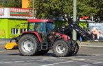 Leider war dieser Traktor durch den FROST 2060 Gabelfrontaufsatz vom TYP + Hersteller für mich nicht erkennbar, 15.09.16 Berlin-Marzahn.