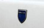 Der rummnische Autohersteller Dacia (SC Automobile Dacia SA) wurde 1966 gegrndet und kooperierte von Anfang an eng mit dem franzsischen Hersteller Renault. 1999 erwarb der Konzern Renault-Nissan alle Firmenanteile, der Name blieb allerdings, dieses blaue Herstellerlogo ziert nun seit lngerem die neueren Dacia-Modelle.