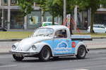 Umgebauter VW Käfer (Werbefahrzeug) zum Anmieten, diese Fa. hat sich auf alte VW Käfer aber auch Trabanten spezialisiert zur Stadtrundfahrt in Berlin, 13.07.16 Berlin-Mitte