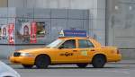 Seit einiger Zeit in Berlin, ein Original NYC Taxi Yellow Cab Baujahr 2008, die lange Version eines FORD Crown Victoria (P 70), kann privat oder für Filmaufnahmen gemietet werden, 24.04.14 Berlin-Pankow.