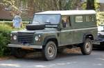 In der ganz klassischen Form, wahrscheinlich aus den 80r in England produziert, ein Land Rover Gelndewagen in der typischen Militaryfarbe frs Gelnde, 09.08.10 Berlin-Pankow.