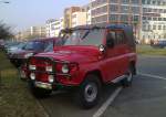Dieses tolle rote Glndefahrzeug, ich kann ihn nicht zu einem Hersteller zuordnen, hat hnlichkeiten zum Jeep und zum Land Rover.