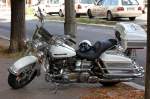 Ein echter US-amerikanischer Klassiker, eine Harley-Davidson ELECTRA-GLIDE 1200cc King of the Highway, derartige Bikes sind und waren auch zum Teil bei der Polizei in einigen Budesstaaten im Einsatz,