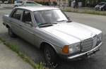 Aus den Anfang 80érn stammt dieser Mercedes-Benz 200, gut erhaltenes Fahrzeug, 14.07.14 Berlin-Pankow.