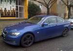 Ohne Heckbezeichnung, msste sich aber um einen BMW 535i(F10) in wunderschnem dunkelblau handeln, 29.02.12 Berlin-Pankow.