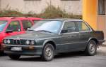 Leider mt deutlichen Gebrauchsspuren und doch einst ein Erfolgsmodell der 80r, der BMW 323i zweitrig (Baureihe E30, Produktionzeitraum 1982-1994), ein typischer Mittelklasse Wagen der damaligen Zeit, 03.04.12 Berlin-Pankow.