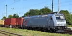 metrans-2/884909/metrans-hat-sie-wohl-aktuell-angemietet METRANS hat sie wohl aktuell angemietet, die Akiem Lok '185 566-7' [NVR-Nummer: 91 80 6185 566-7 D-AKIEM] mit einem Containerzug Richtung Hamburg am 12.06.25 Höhe Bahnhof Stendal Hbf.