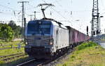 metrans-2/884921/metrans-as-praha-cz-mit-ihrer METRANS a.s., Praha [CZ]  mit ihrer Vectron '383 414-0' [NVR-Nummer: 91 54 7383 414-0 CZ-MT] und einem Containerzug am 12.06.25 Durchfahrt Bahnhof Stendal Hbf.