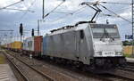 br-186-traxx-f140-ms/886120/metrans-rail-sro-praha-cz-mit METRANS Rail s.r.o., Praha [CZ] mit der geleasten Railpool Lok '186 537-7' [NVR-Nummer: 91 80 6186 537-7 D-Rpool] und einem Containerzug am 23.06.25 Höhe Bahnhof Rodleben.