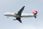 Swiss Airbus A320-214 (HB-IJQ) beim Landeanflug zum Flughafen Berlin Tegel am 19.08.08 ber Berlin-Pankow.
