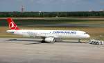 Ein Airbus A321-231 (TC-JRZ) der Turkish Airlines wird vom Gate auf das Vorfeld Flughafen Berlin Tegel geschoben, 23.06.12