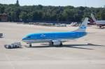 KLM Boeing 737-306 (PH-BTE) wird gerade vom Gate in die Abfahrtposition geschoben, 21.08.10 Flughafen Berlin-Tegel.