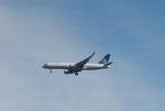 United Airlines mit Boeing 757-224 beim Landeanflug Flughafen Berlin-Tegel, 23.07.12 ber Berlin-Pankow.